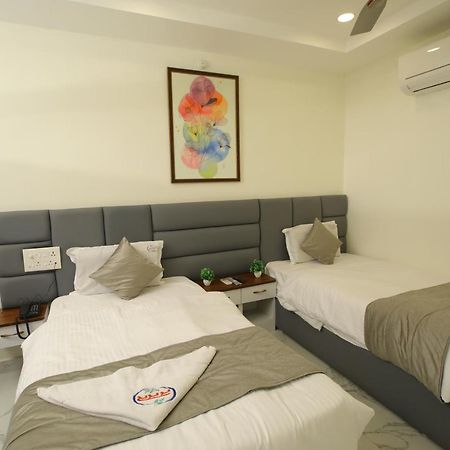 Hotel Radha Rani Residency Khammam Esterno foto
