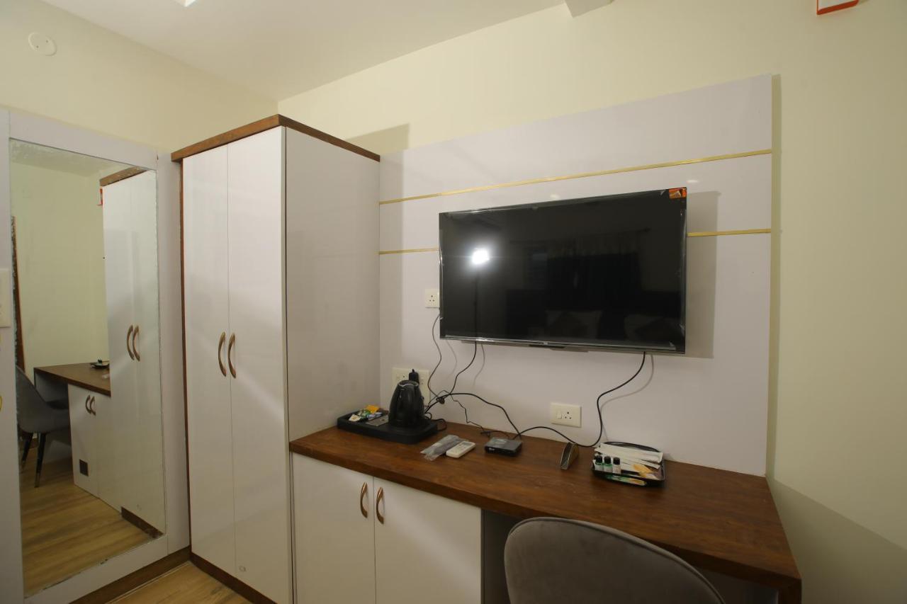 Hotel Radha Rani Residency Khammam Esterno foto