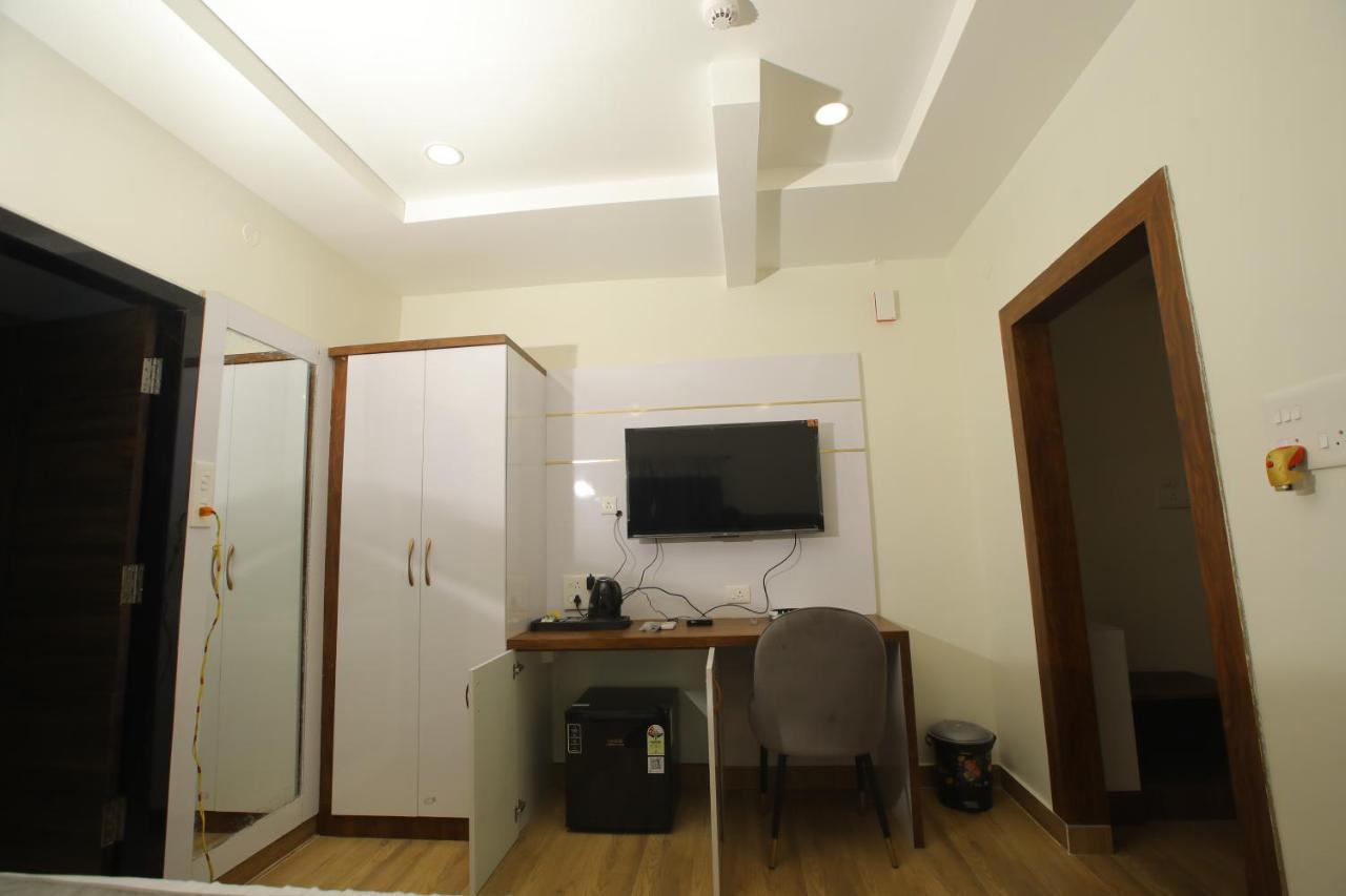 Hotel Radha Rani Residency Khammam Esterno foto