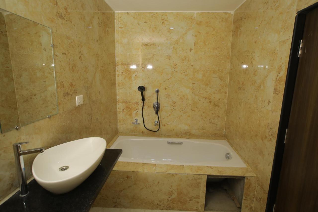 Hotel Radha Rani Residency Khammam Esterno foto