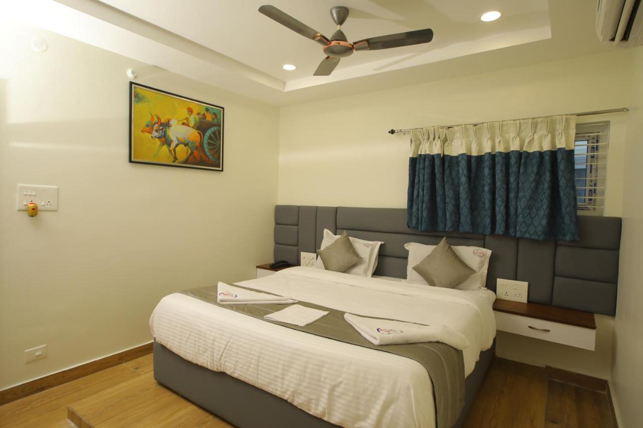 Hotel Radha Rani Residency Khammam Esterno foto