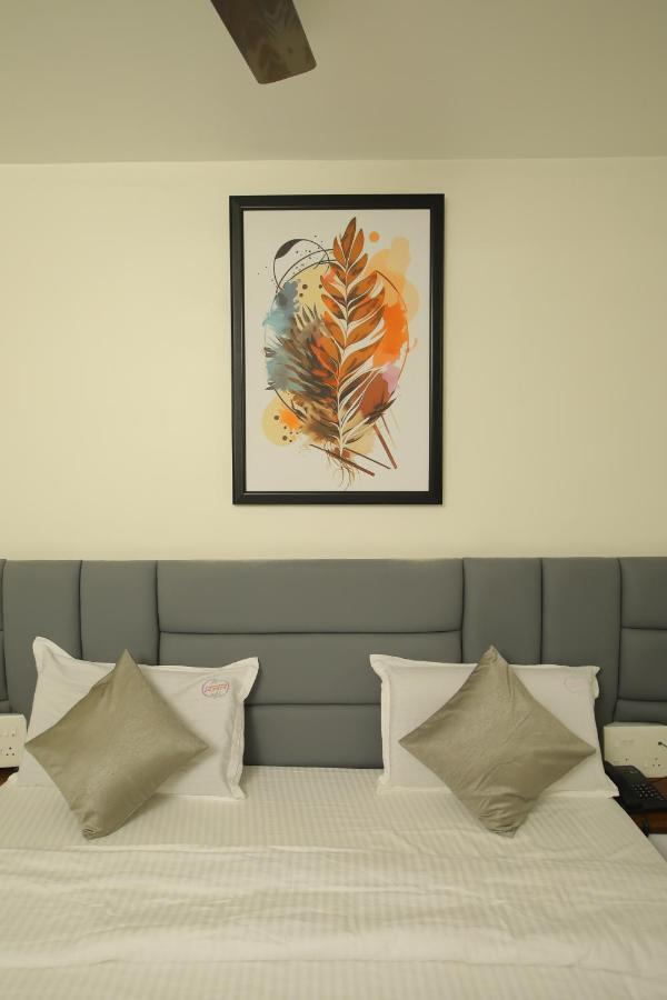 Hotel Radha Rani Residency Khammam Esterno foto
