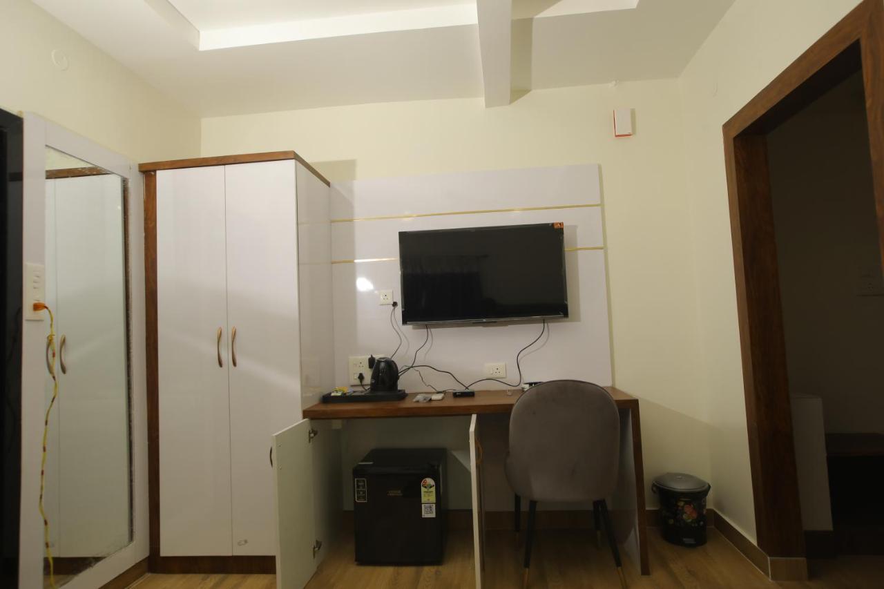 Hotel Radha Rani Residency Khammam Esterno foto