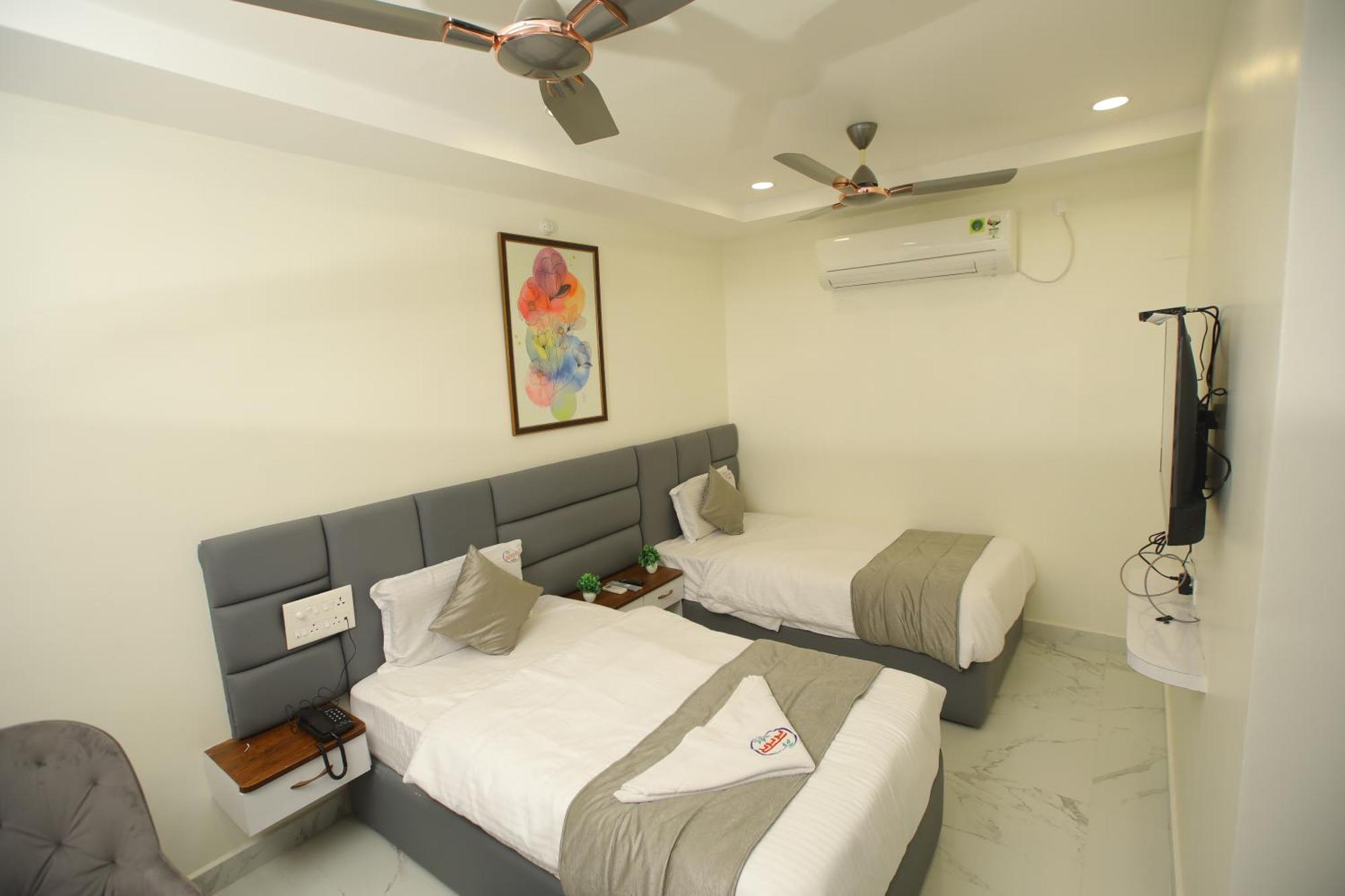 Hotel Radha Rani Residency Khammam Esterno foto