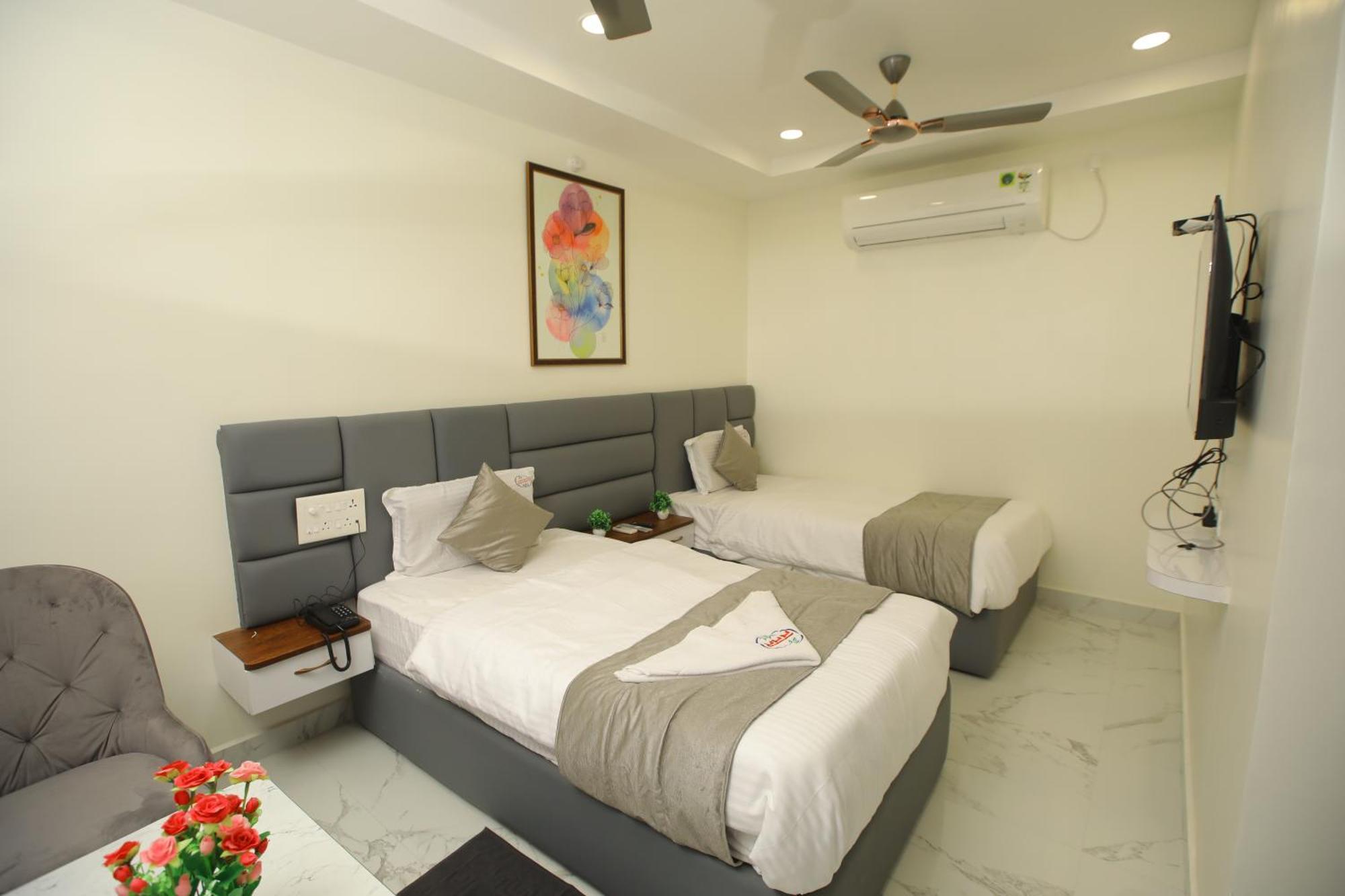 Hotel Radha Rani Residency Khammam Esterno foto